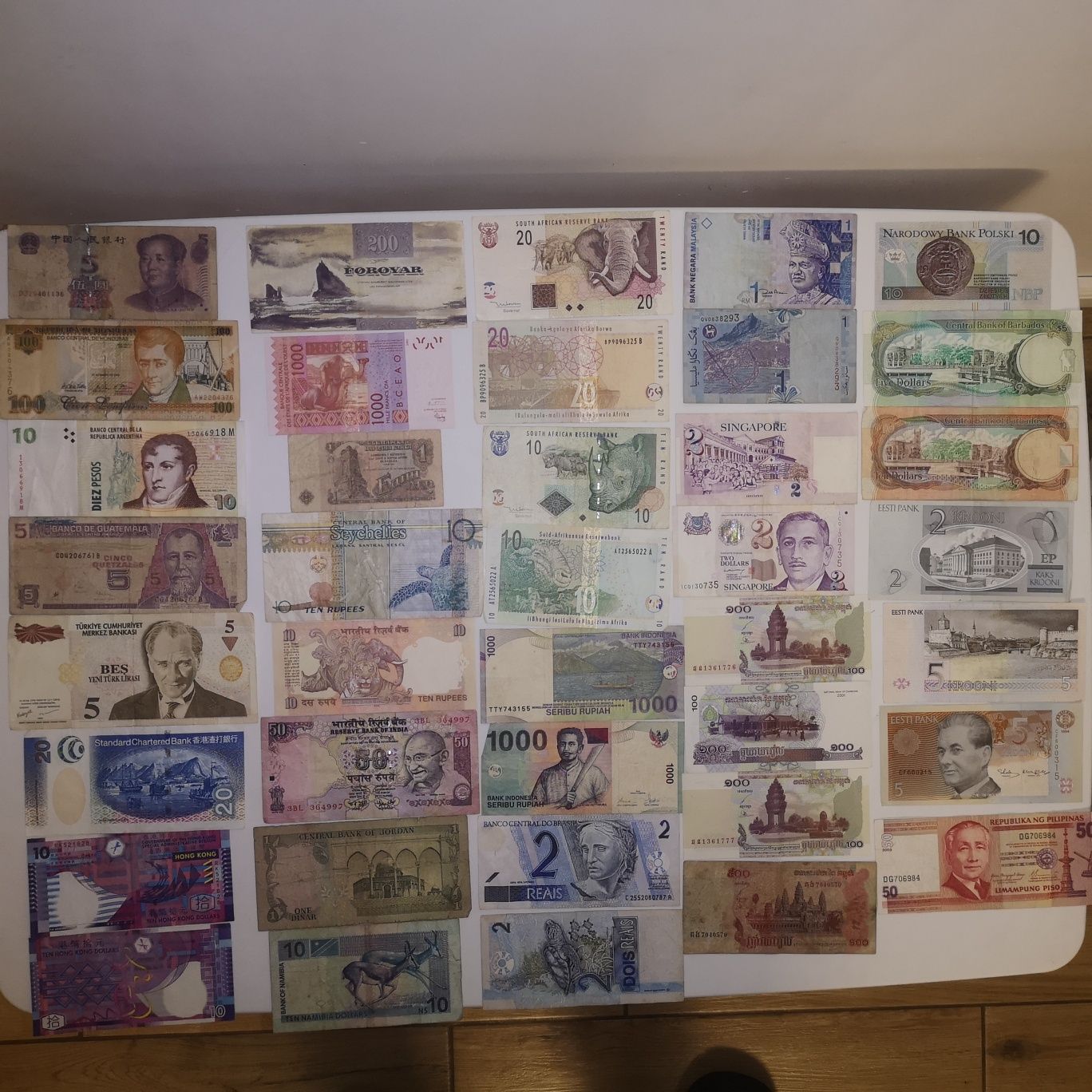 Lot 80 de bacnote din toata lumea inclusiv cateva Romanesti