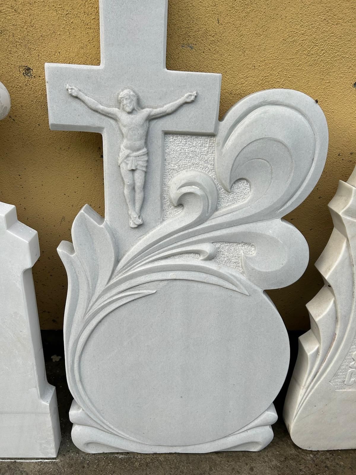 Monumente preț producători