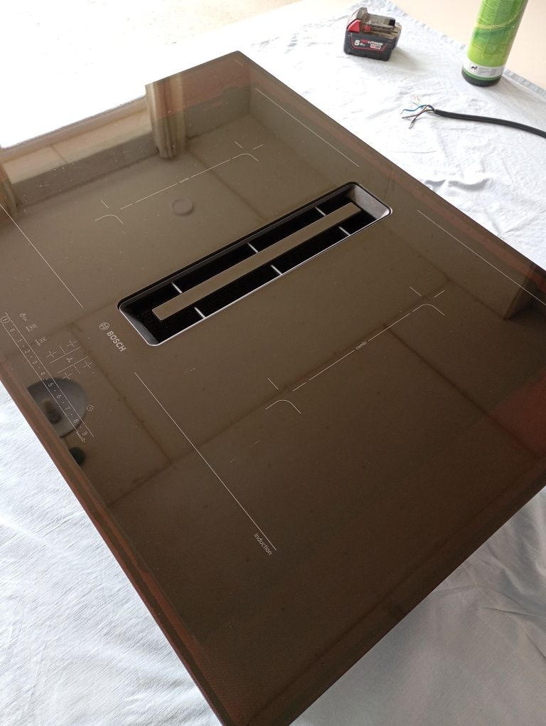 Plită incorporabilă cu hotă integrată Bosch PVQ731F15E