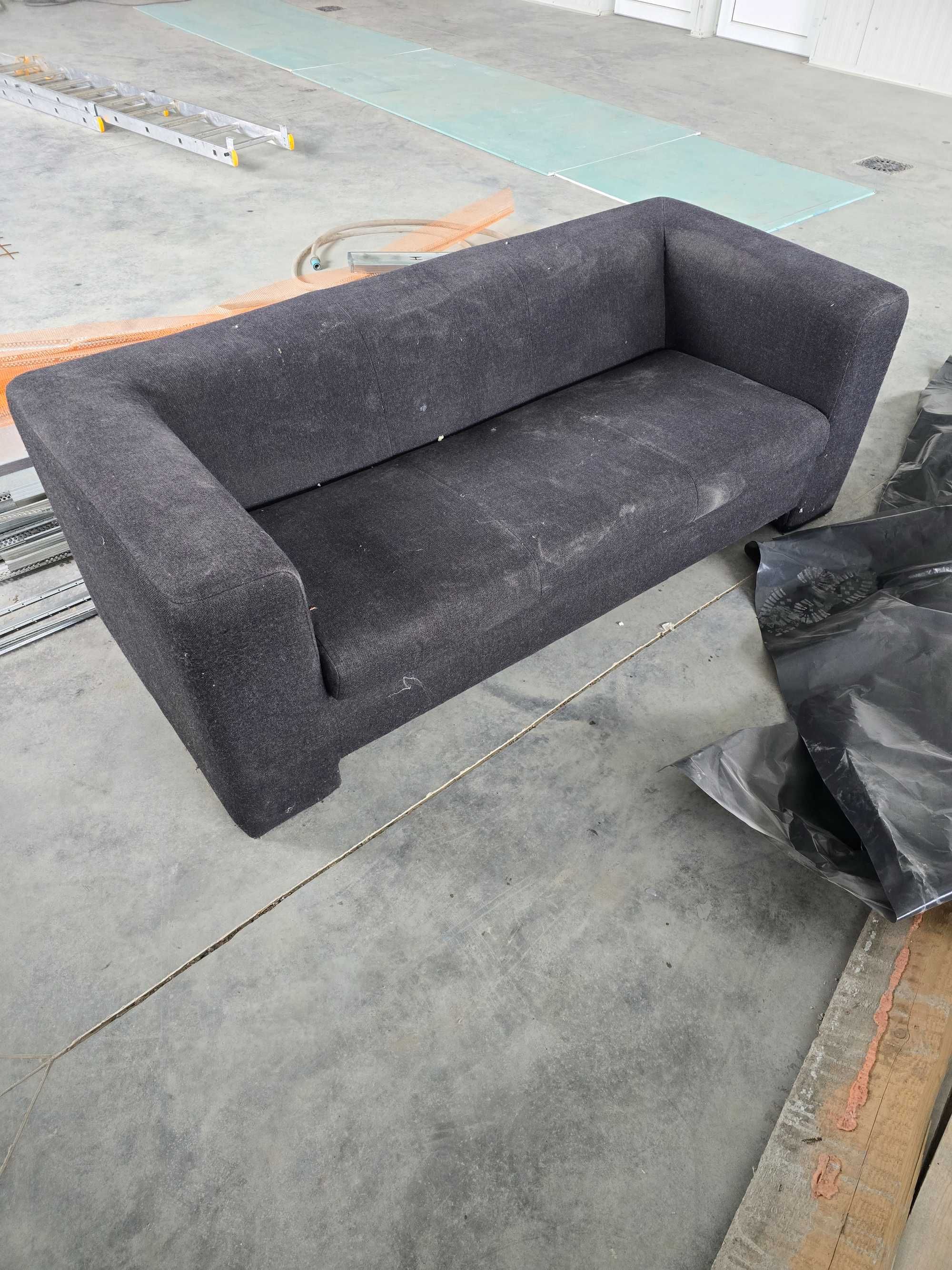 Canapea neagra din material