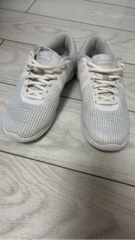 Adidasi Nike albi