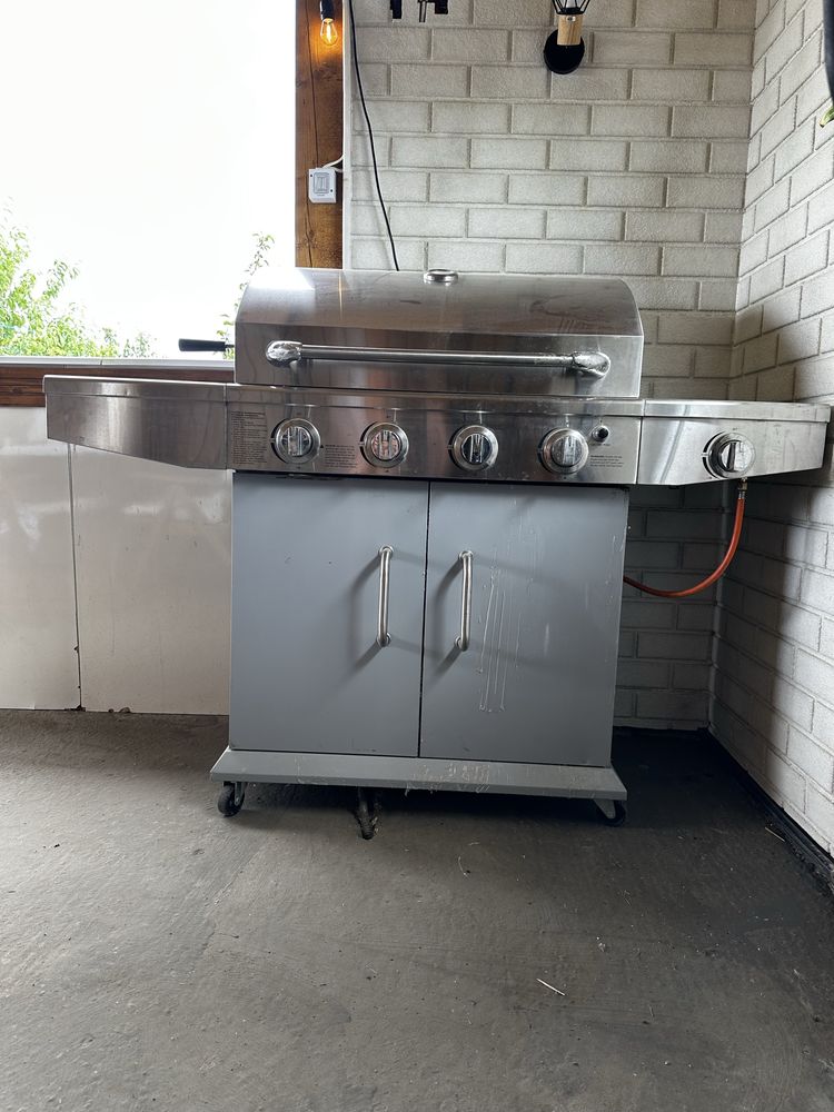 Grătar pe gaz inox, cu capac, rotisor și arzător lateral – cu folie pe el, a fost folosit doar ochiul o singura data