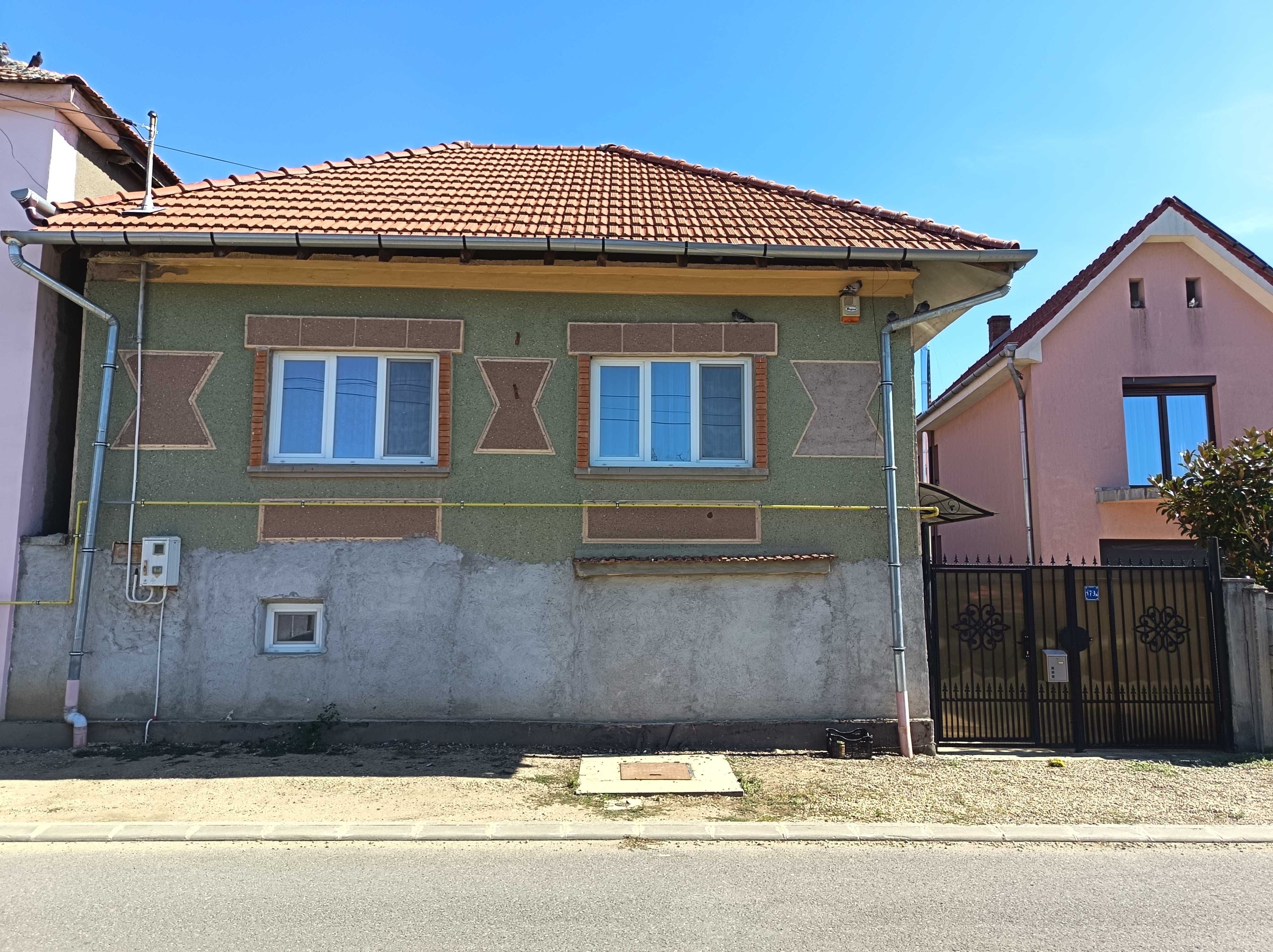 Casa caramida 130mp, P+E, 200 mp teren, acces auto, Nojorid central