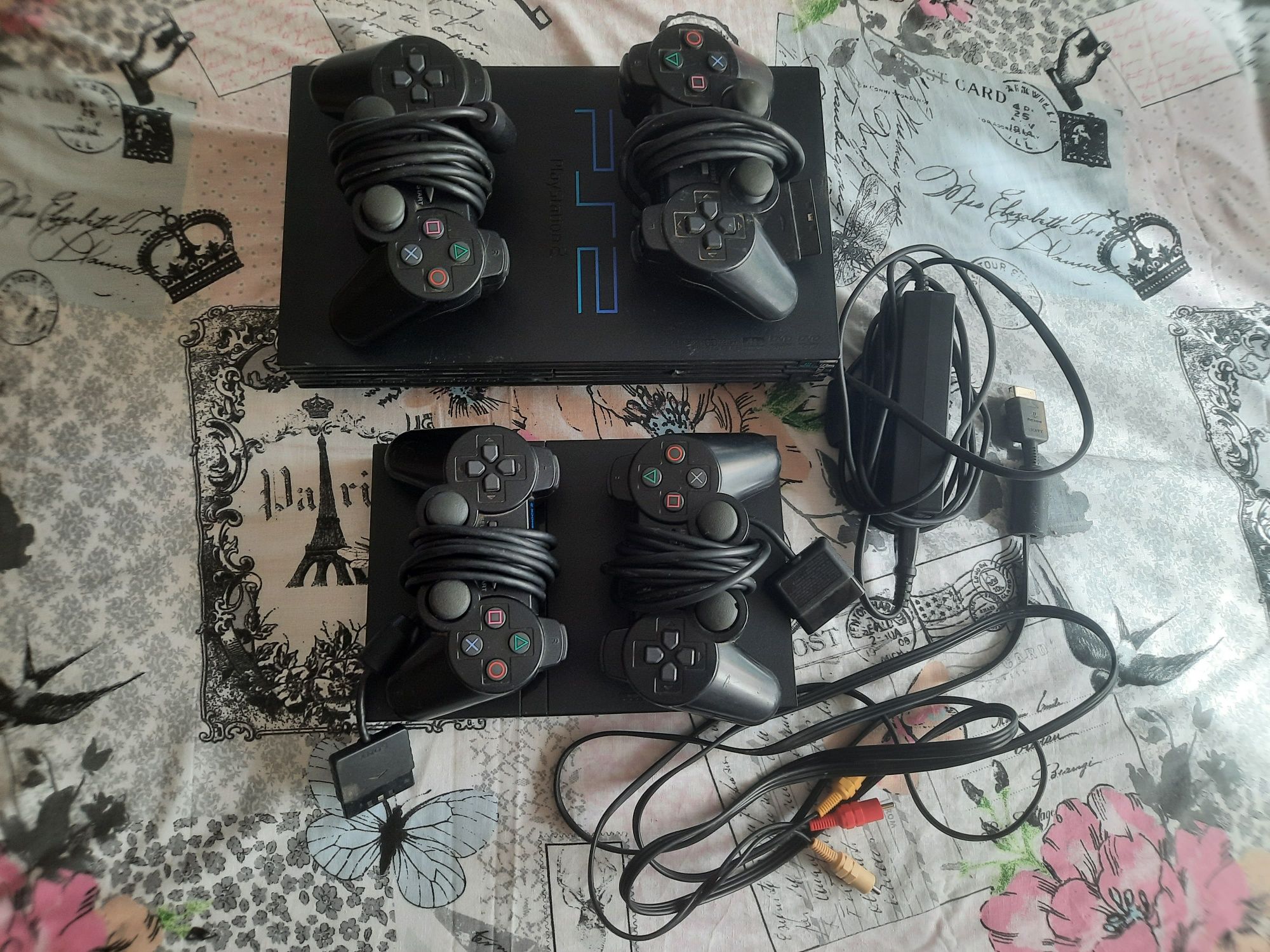 Vând 2 ps2 cu 4 manete sunt funcționale ambele se pot și testa