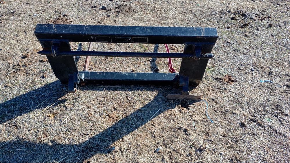Vand suport si furci de incarcat baloti care se prind pe incarcatorul tractorului