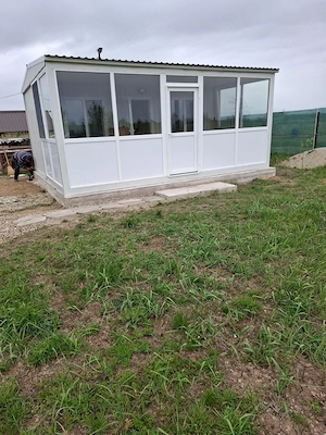 Vand teren cu o casuta construita