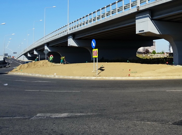 Din sponsorizări. Giraţiile de la ieşirile spre Băile Felix şi Nojorid vor deveni spaţii verzi (FOTO)