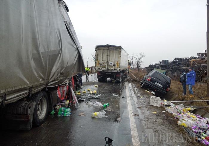 Accident lângă Nojorid, unde două TIR-uri s-au ciocnit, iar un autoturism a ajuns în şanţ. O pasageră dintr-un TIR a fost încarcerată (FOTO / VIDEO)