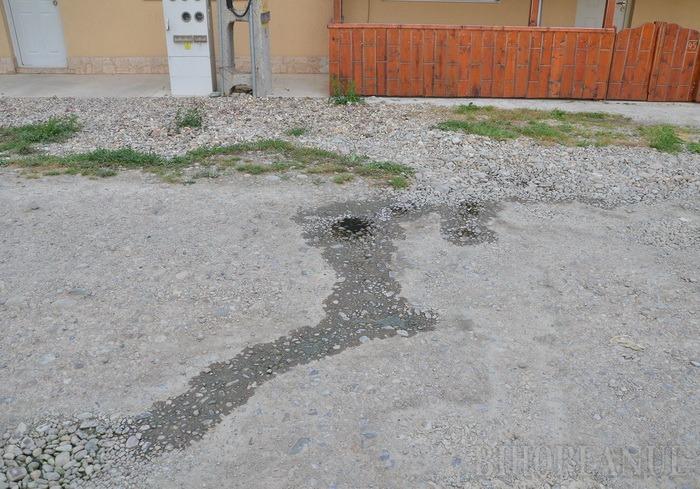 Canalizare la reparare: În cartierul nou din Nojorid, rahatul stă să dea pe dinafară!