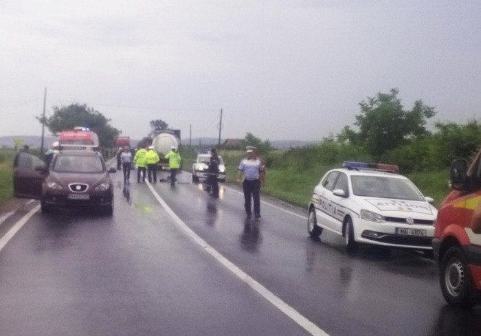 O cisternă încărcată cu acid acetic s-a izbit de o maşină pe DN 79, lângă Nojorid