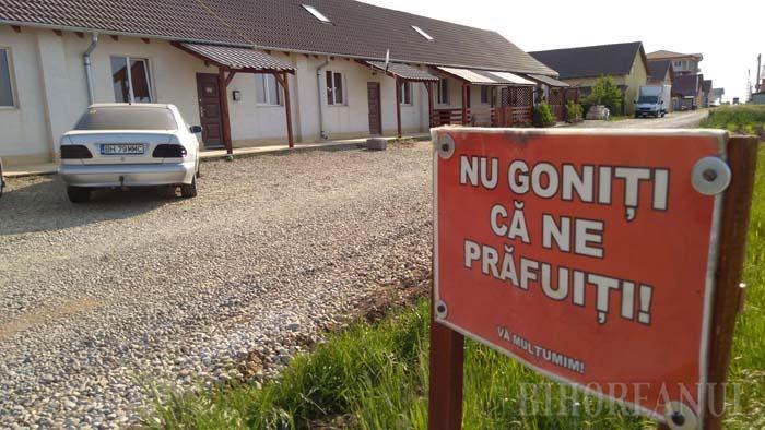 Nu goniţi, că ne prăfuiţi: Locuitorii din Nojorid apelează la soluţii disperate din cauza lipsei asfaltului