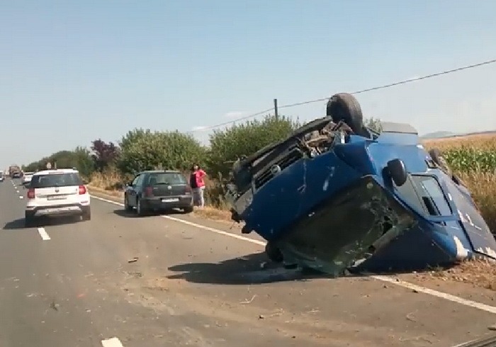 Accident, între Nojorid și Leș: O mașină s-a răsturnat cu roțile în sus (VIDEO)