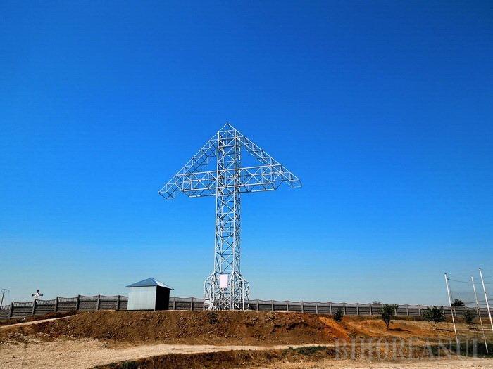 Kitsch-ul la Biserică: Super Crucea de la Nojorid nu va mai fi demolată