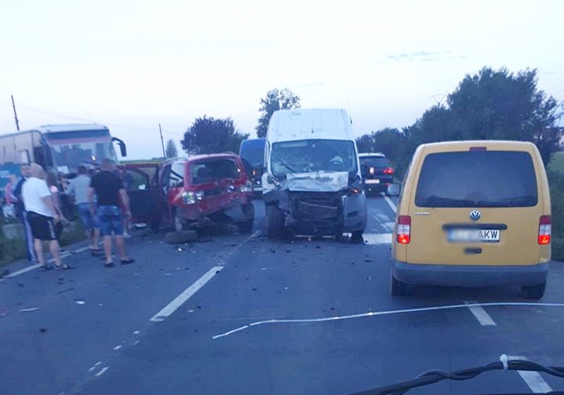 Accident pe DN 79, între Nojorid și Leș: 11 persoane au ajuns la spital (FOTO)