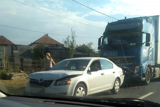 Încă un accident pe DN 79! O tânără de 32 de ani a ajuns la spital, după ce două TIR-uri şi o maşină s-au lovit, în Nojorid