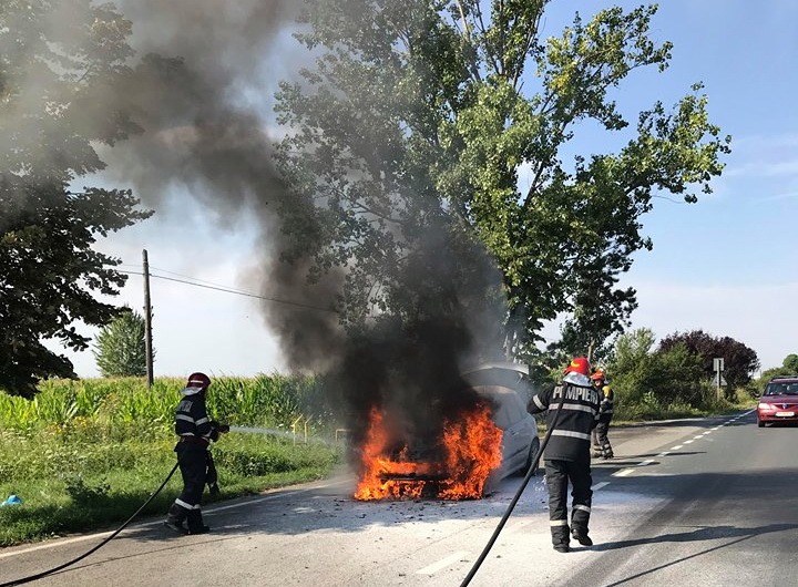 O maşină a luat foc în mers, în Nojorid (FOTO)