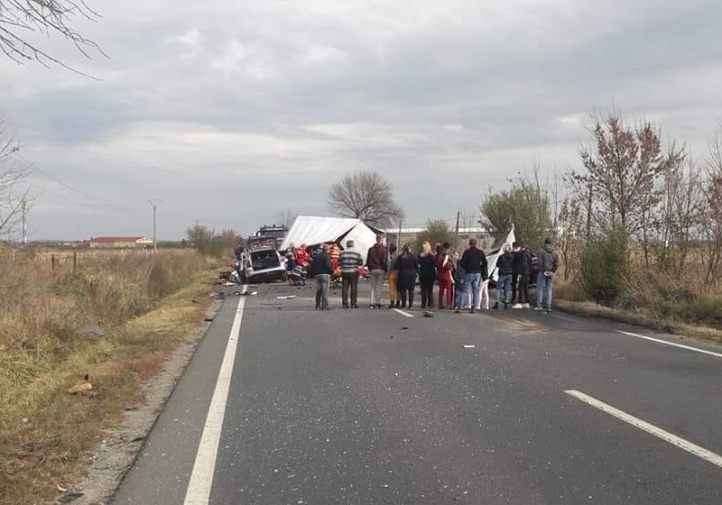 Accident grav pe DN 79, la ieşirea din Nojorid: O persoană a murit și două sunt rănite, după ce o camionetă și un autoturism s-au izbit, circulaţia este blocată