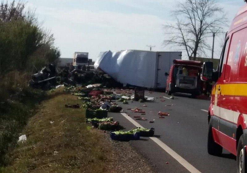 Accidentul de la Nojorid a fost provocat de o depăşire neregulamentară. Şoferul nevinovat este în stare foarte gravă