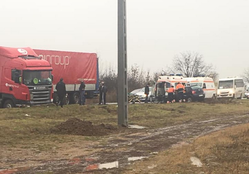 Accident pe DN 79, între Nojorid şi Oradea: O mașină mică s-a izbit de un TIR, o femeie și un copil au ajuns la spital
