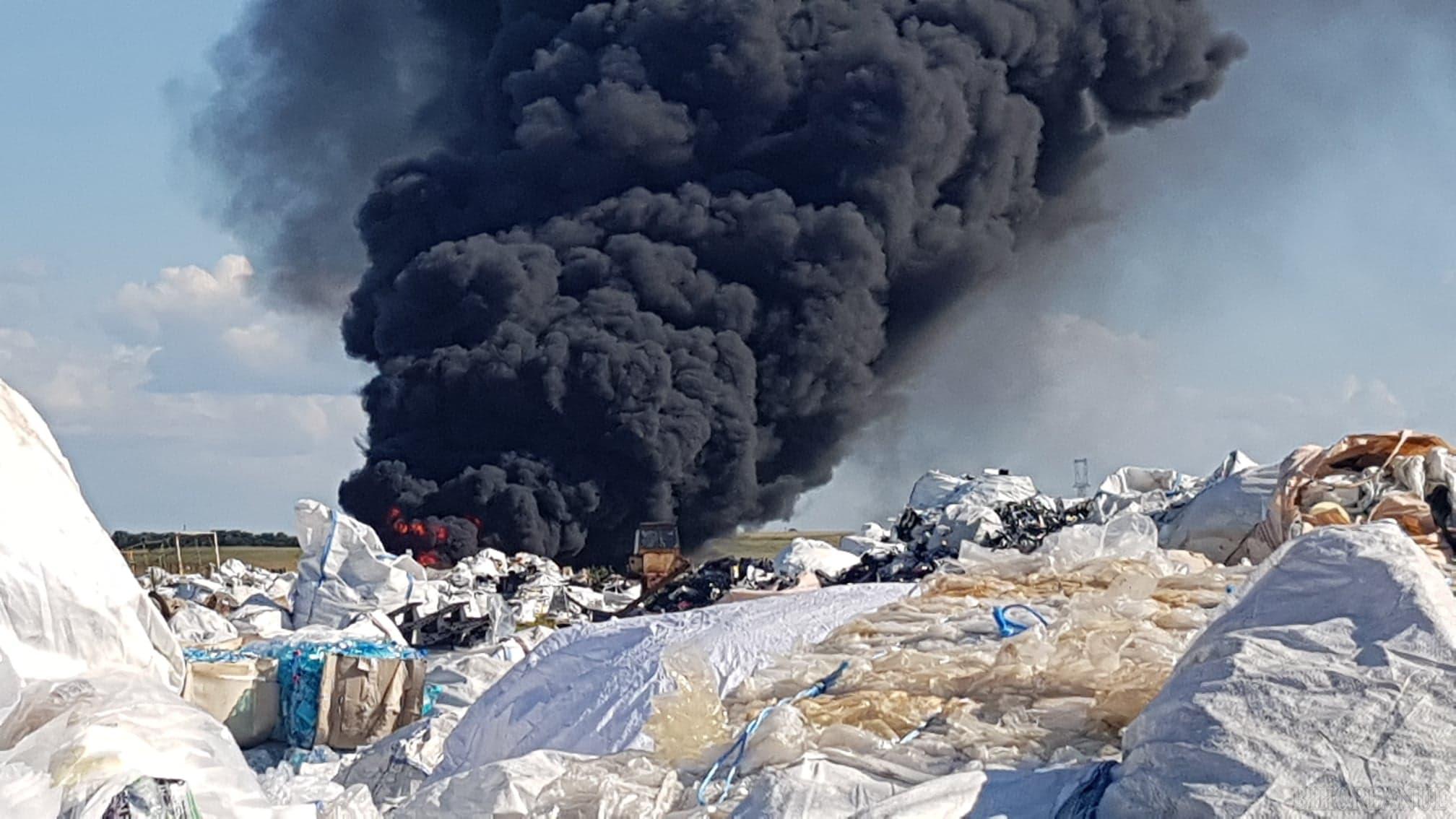 Incendiu URIAȘ la Nojorid: Un depozit de deșeuri plastice a luat foc! Mesaj RO-ALERT: Populația, sfătuită să nu iasă din casă (FOTO / VIDEO)