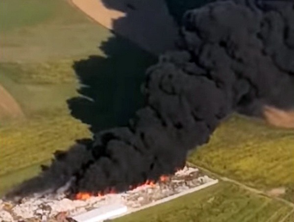 Calitatea aerului după incendiul din Nojorid, imposibil de măsurat. A fost al doilea foc izbucnit la această firmă de colectare deşeuri în doar câteva luni!