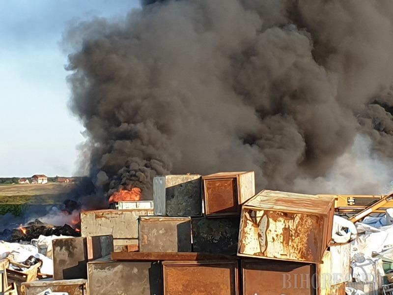 Arde iar depozitul de gunoaie de la Nojorid! Fumul negru şi dens se vede de la depărtare, bihorenii au fost avertizaţi prin Ro-Alert să stea în case (FOTO / VIDEO)