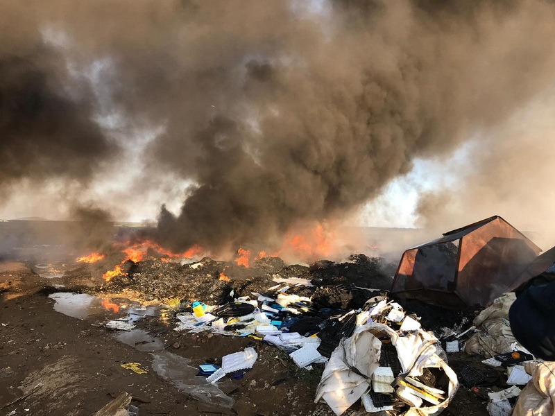 Incendiul de la Nojorid s-a extins, din cauza vântului. Şeful Gărzii de Mediu Bihor: „Firma riscă să rămână fără autorizaţie” (FOTO / VIDEO)