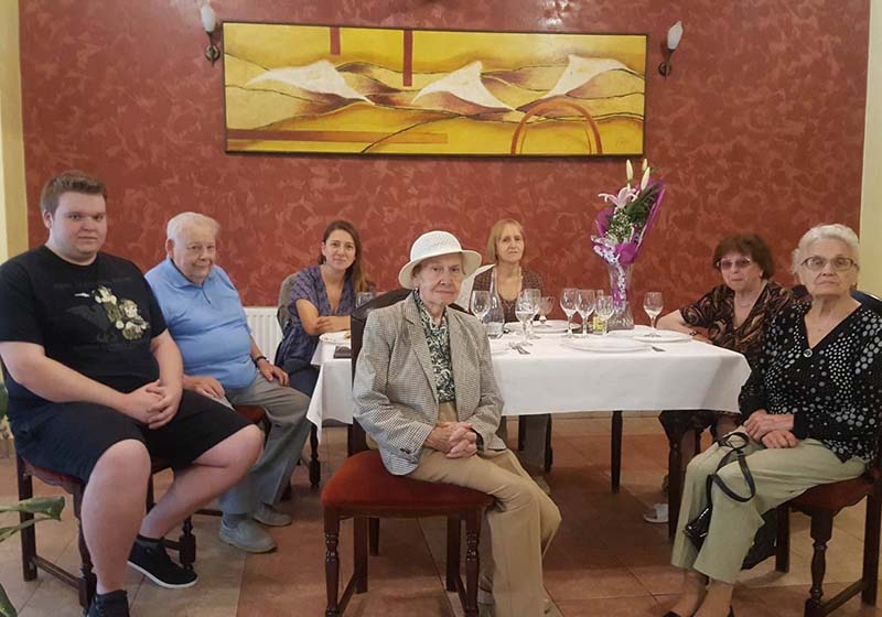 Azil fără decenţă: Proprietarii unui azil din Nojorid, acuzaţi că au luat cu forţa o bătrână în îngrijire şi s-au împroprietărit ilegal pe apartamentul ei
