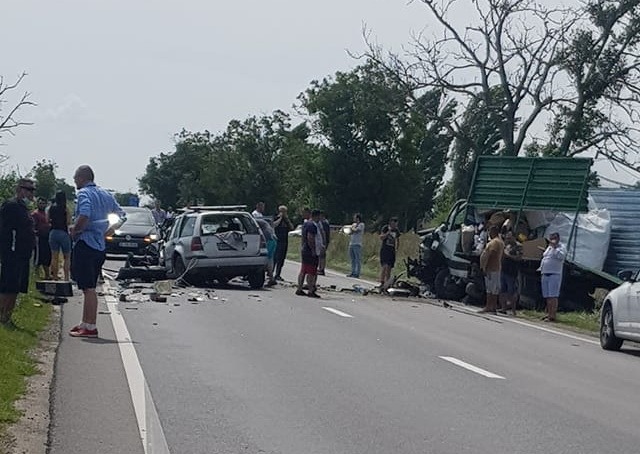 Accident între Oradea şi Nojorid. O persoană a murit, traficul a fost blocat (FOTO)