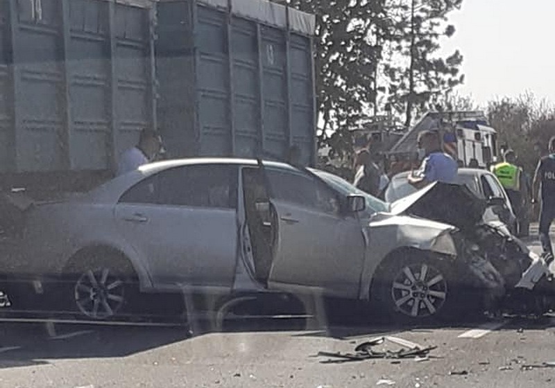 Accident grav pe DN 79, la ieșirea din Nojorid: Un autobuz, o autoutilitară și trei autoturisme s-au ciocnit. Cum s-a petrecut