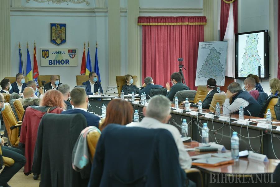În unanimitate: Consiliul Judeţean Bihor face paşi pentru realizarea centurilor Oşorhei, Sântandrei şi Nojorid. Preia şi proiectele şoselelor ocolitoare Aleşd şi Beiuş-Ştei (FOTO)