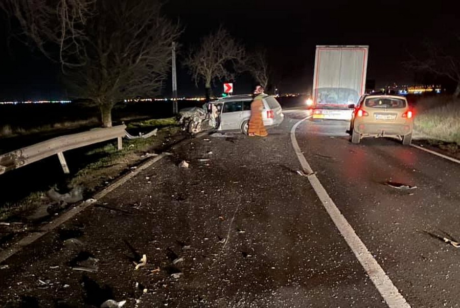 Accidentul în lanţ de lângă Nojorid, provocat de o depăşire interzisă, în curbă. 4 victime, din care o persoană a fost găsită în stop cardio-respirator (VIDEO)
