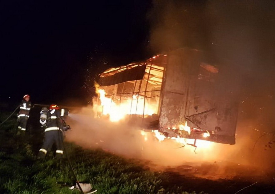 Incendii în Nojorid şi Vărzarii de Jos. Unul a fost pornit intenţionat (FOTO)