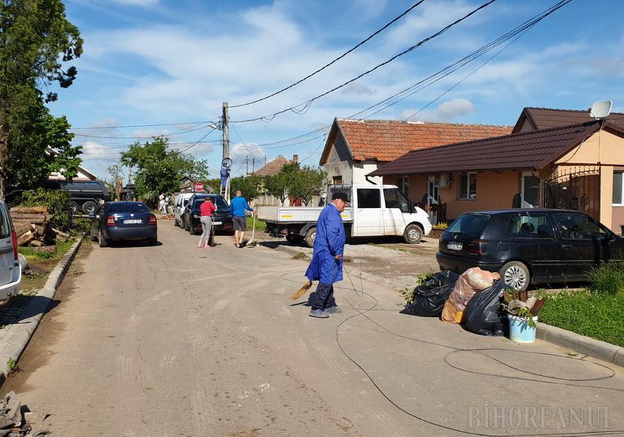 Mobilizare exemplară a cetățenilor, după tornada din Nojorid. Unele case au deja, din nou, țigle pe acoperișuri (FOTO / VIDEO)
