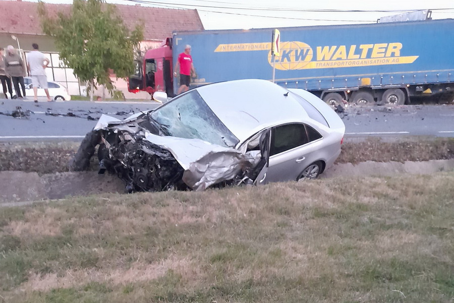 Accident mortal la ieșire din Nojorid, cu un TIR și un autoturism. O femeie și-a pierdut viața, un bărbat și un copil sunt în stare foarte gravă (VIDEO)