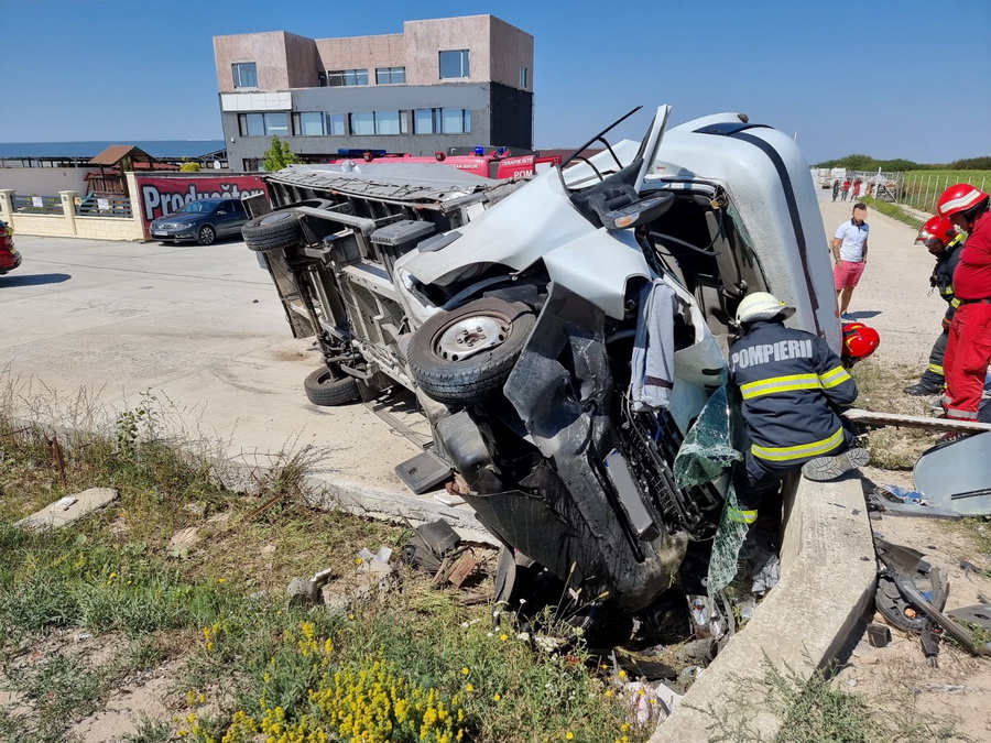 Accident între Nojorid şi Leş: Un şofer a intrat cu o camionetă într-un cap de pod. A rămas încarcerat (FOTO/VIDEO)