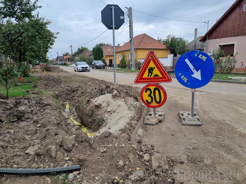 Munca în zadar: firma care trage gazul în Nojorid a săpat gropi și le-a astupat fără să pună vreo țeavă în ele (FOTO)