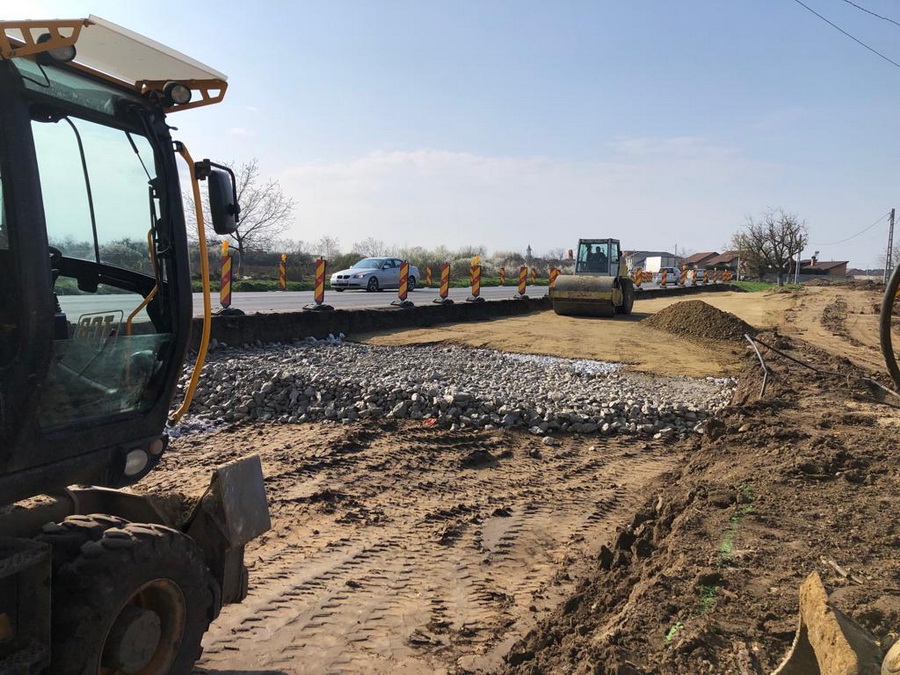 Atenţie, şoferi: pe DN 79 spre Nojorid se lucrează la un sens giratoriu în intersecţia cu viitoarea centură a comunei (FOTO)